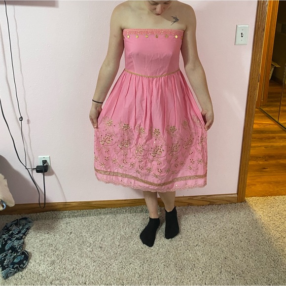 Express Strapless Barbie Pink Embroidered Dress Gold Accents Size 8 - Picture 2 of 13